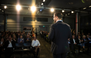 Gordon Augustin beim Vortrag "Sichtbar trotz KI-Chaos" vor 150 Geschäftsführern am 19.03.2026 in den media docks Lübeck